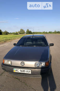 Седан Volkswagen Passat 1993 в Любешове
