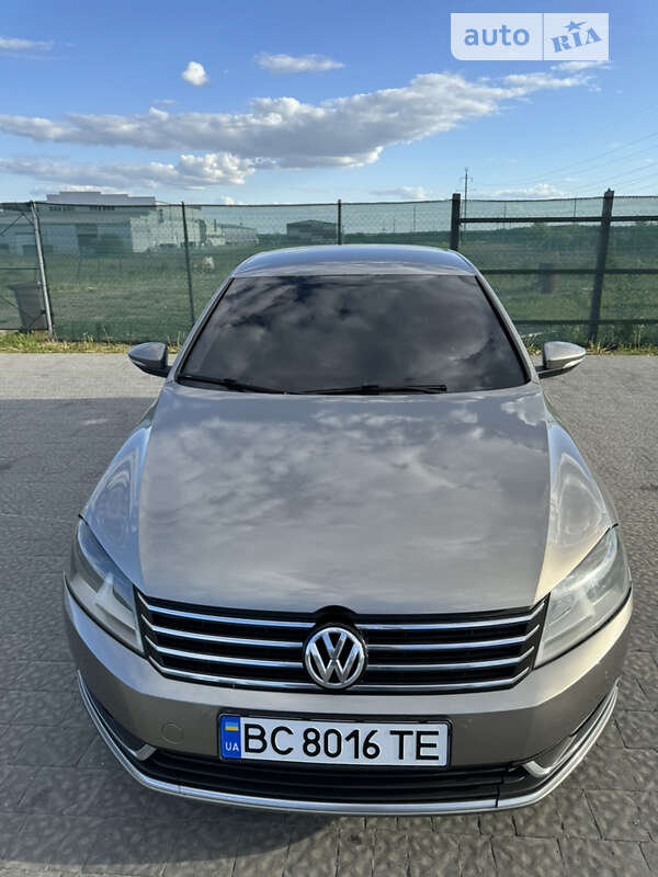 Седан Volkswagen Passat 2012 в Львове