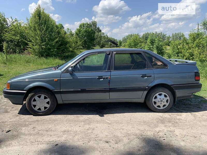 Седан Volkswagen Passat 1988 в Бродах