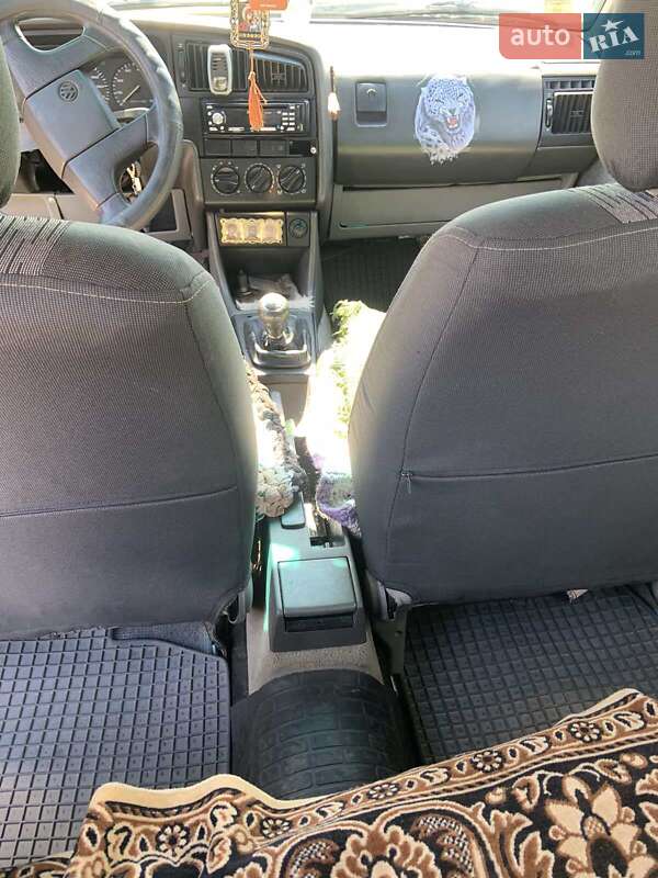 Седан Volkswagen Passat 1988 в Бродах