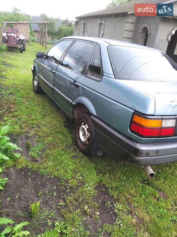 Седан Volkswagen Passat 1991 в Мостиске