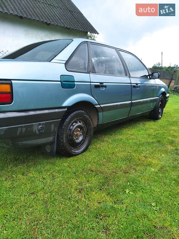 Седан Volkswagen Passat 1991 в Мостиске