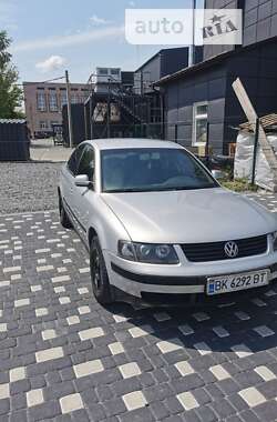 Седан Volkswagen Passat 1999 в Шепетівці