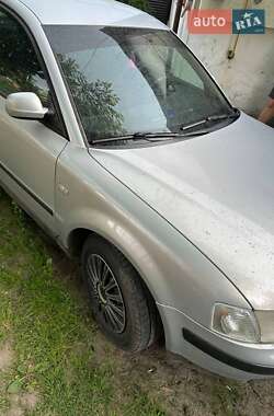 Седан Volkswagen Passat 1998 в Нововолынске
