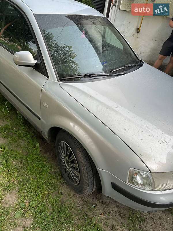 Седан Volkswagen Passat 1998 в Нововолынске