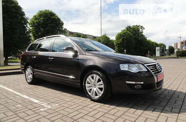 Універсал Volkswagen Passat 2010 в Луцьку