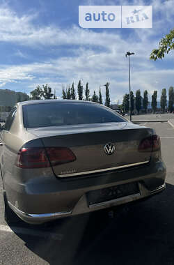 Седан Volkswagen Passat 2012 в Киеве