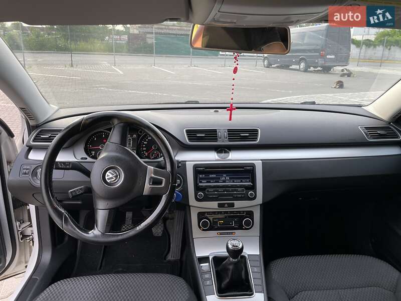 Седан Volkswagen Passat 2011 в Чернівцях