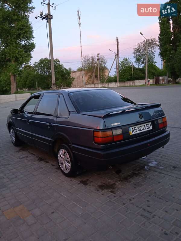 Седан Volkswagen Passat 1990 в Роздільній