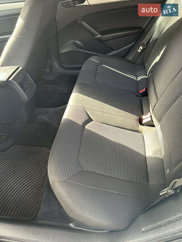 Седан Volkswagen Passat 2015 в Днепре