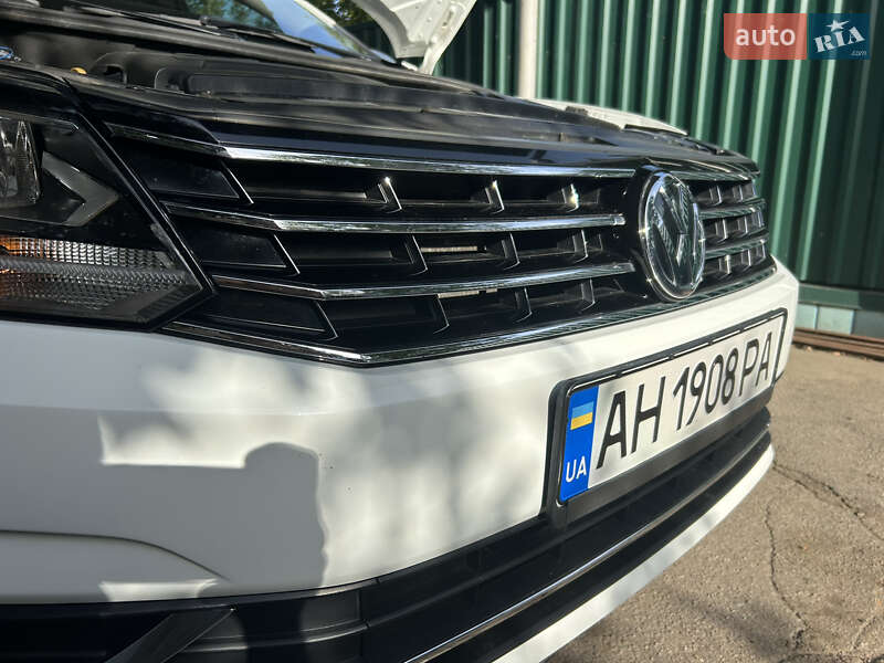 Седан Volkswagen Passat 2015 в Днепре