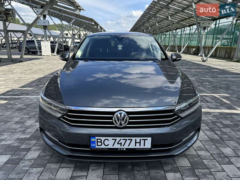 Седан Volkswagen Passat 2016 в Львове