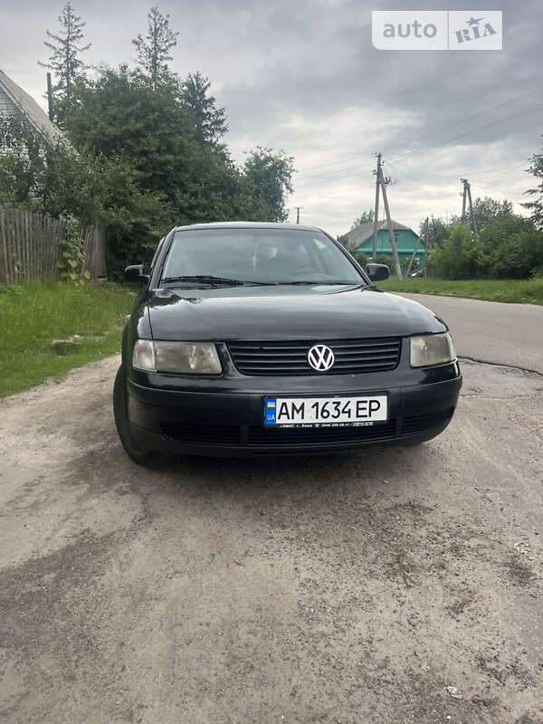 Седан Volkswagen Passat 1998 в Народичах