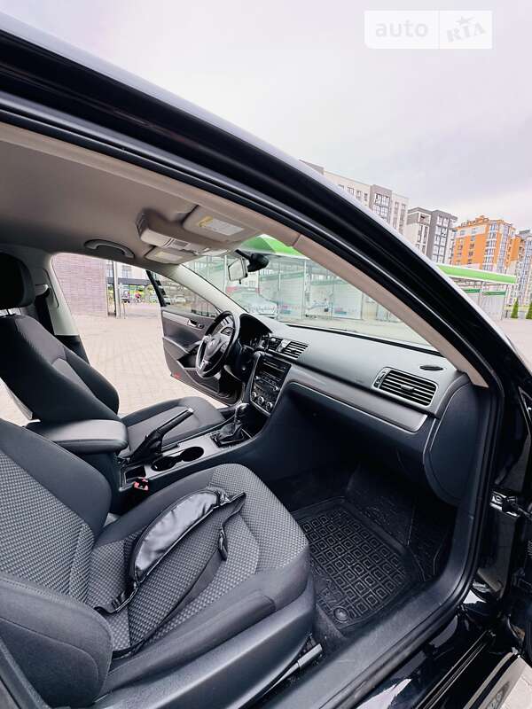 Седан Volkswagen Passat 2013 в Ивано-Франковске