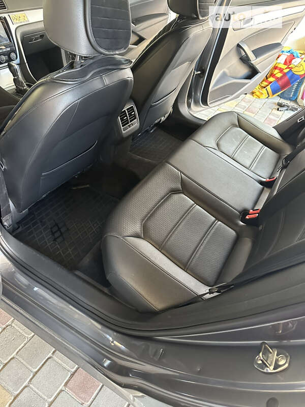 Седан Volkswagen Passat 2013 в Харкові