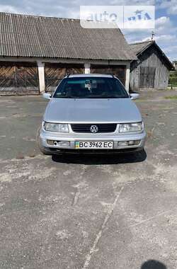 Універсал Volkswagen Passat 1994 в Золочеві