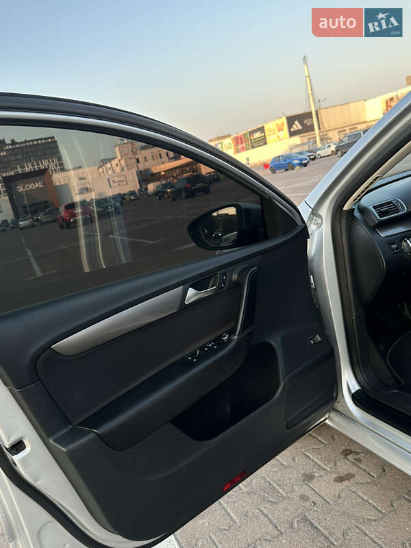 Універсал Volkswagen Passat 2012 в Житомирі
