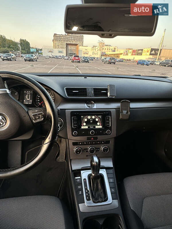 Універсал Volkswagen Passat 2012 в Житомирі