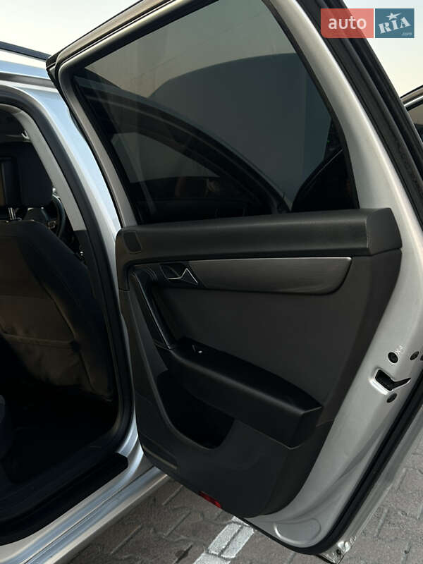 Універсал Volkswagen Passat 2012 в Житомирі