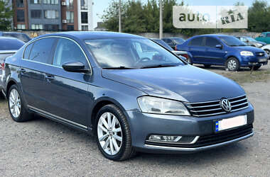 Седан Volkswagen Passat 2012 в Киеве