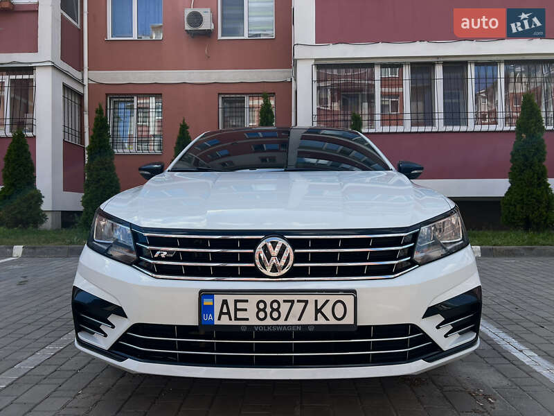 Седан Volkswagen Passat 2016 в Днепре