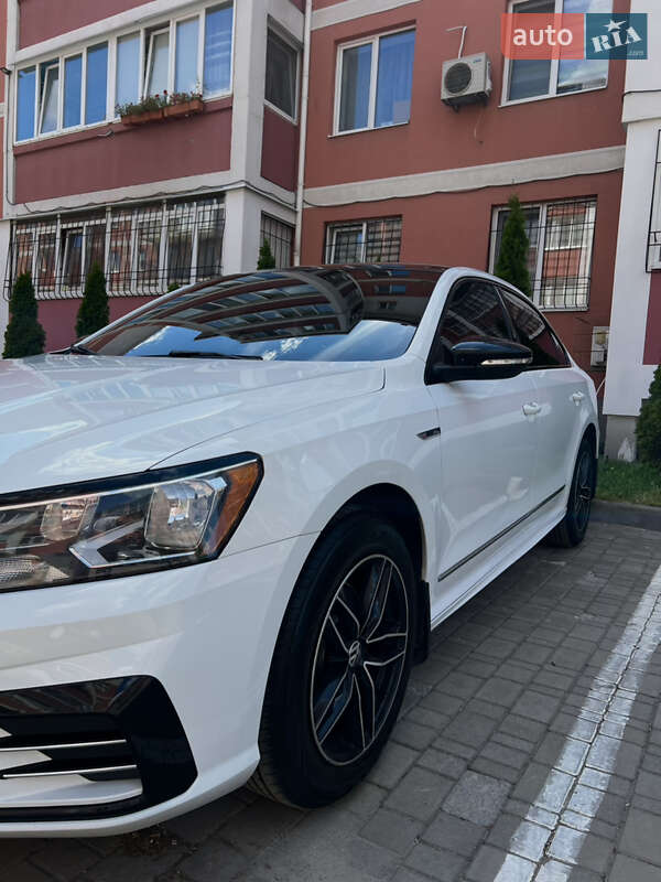 Седан Volkswagen Passat 2016 в Днепре