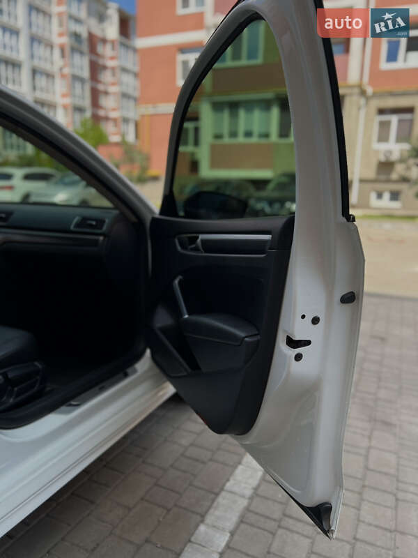 Седан Volkswagen Passat 2016 в Днепре