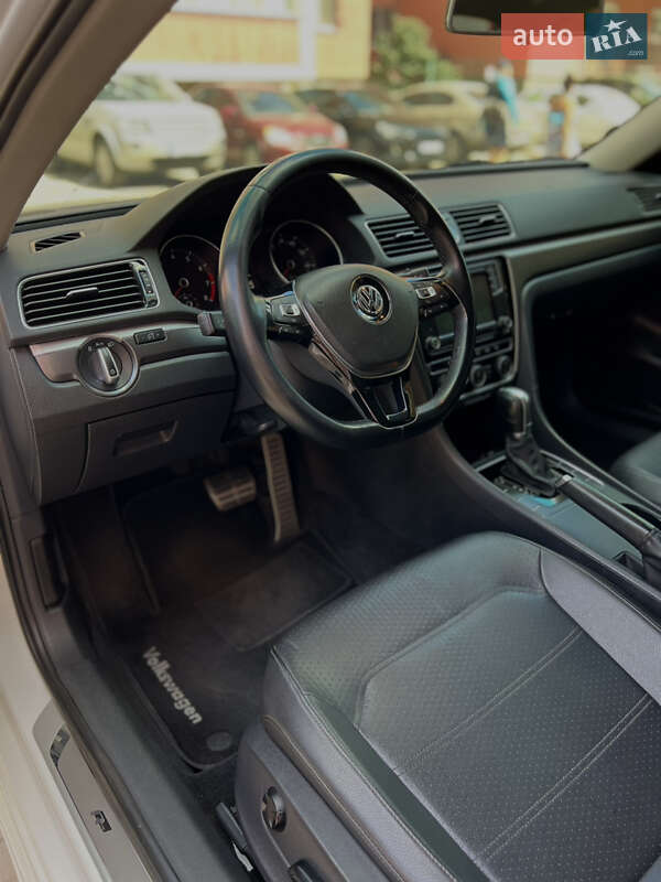 Седан Volkswagen Passat 2016 в Днепре
