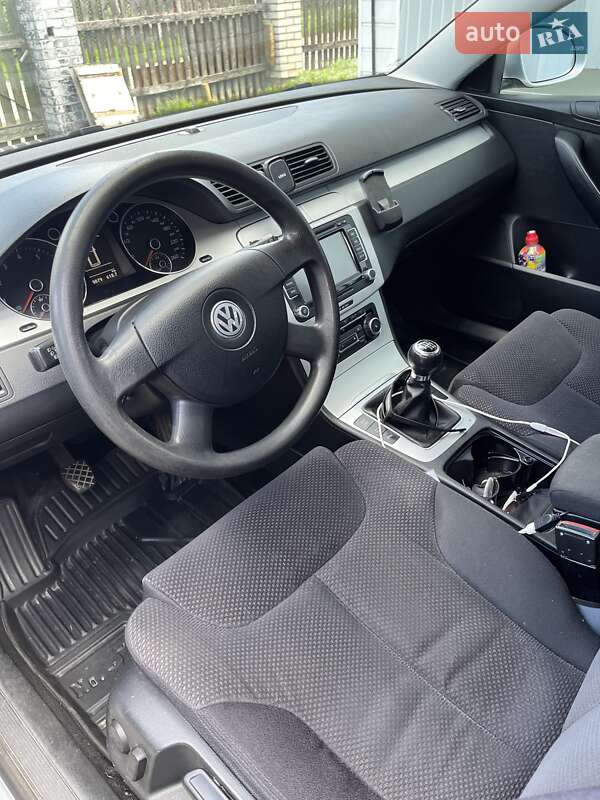 Універсал Volkswagen Passat 2010 в Острозі