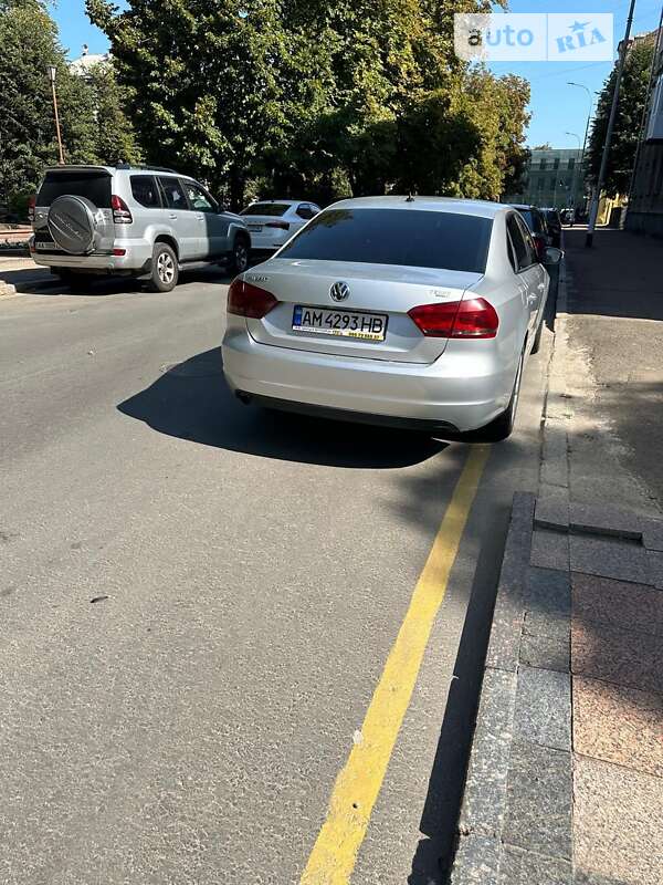 Седан Volkswagen Passat 2013 в Житомирі