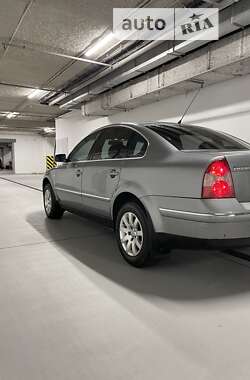 Седан Volkswagen Passat 2003 в Києві