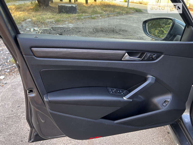 Седан Volkswagen Passat 2020 в Днепре