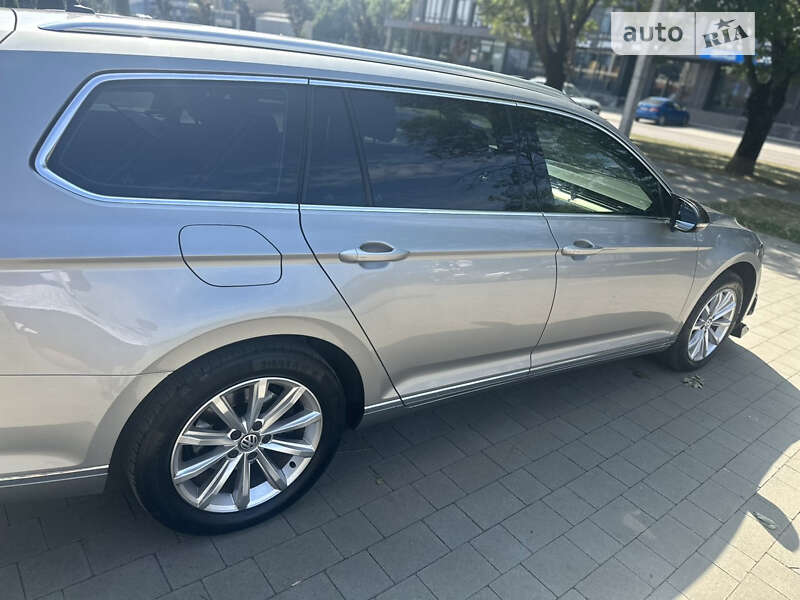 Универсал Volkswagen Passat 2016 в Ужгороде