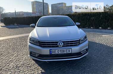 Седан Volkswagen Passat 2016 в Днепре