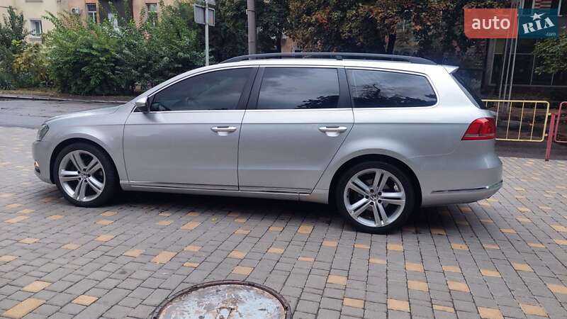 Універсал Volkswagen Passat 2013 в Одесі