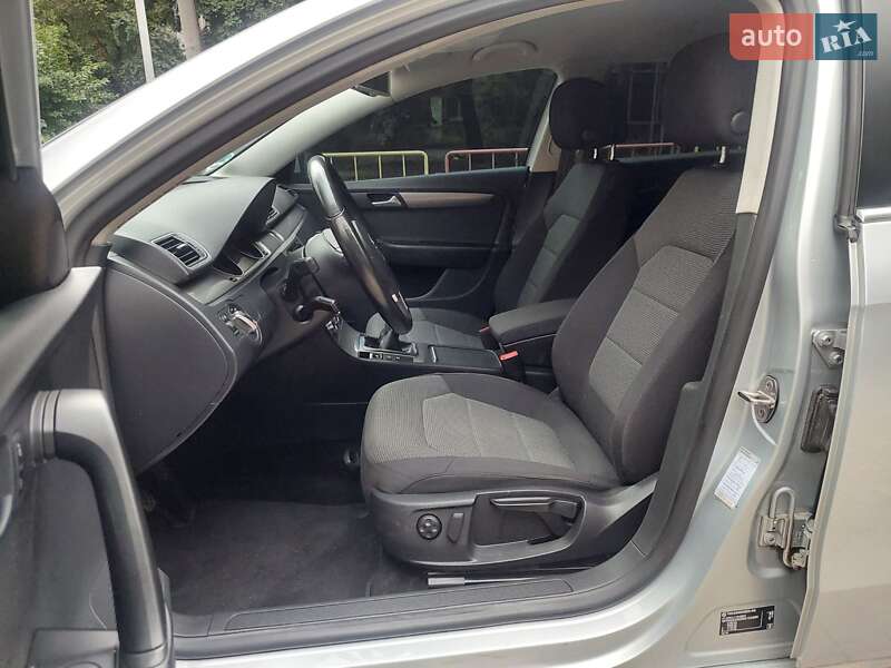 Універсал Volkswagen Passat 2013 в Одесі