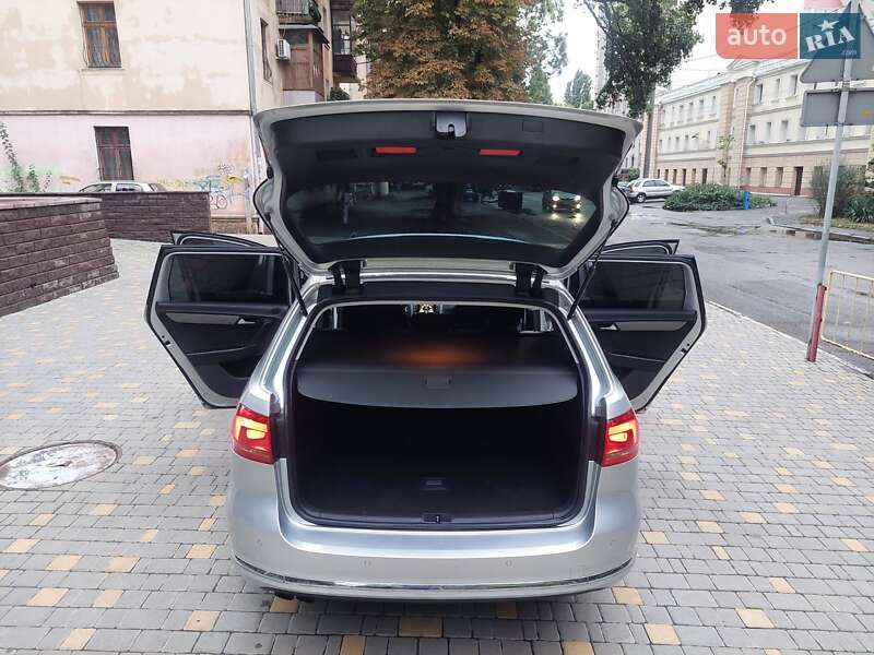 Універсал Volkswagen Passat 2013 в Одесі