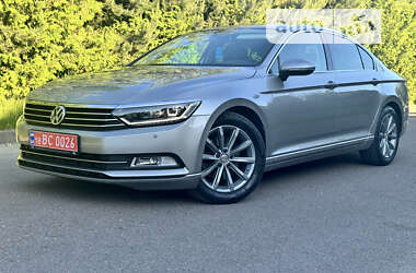 Седан Volkswagen Passat 2015 в Ровно