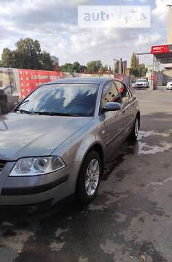 Седан Volkswagen Passat 2002 в Києві