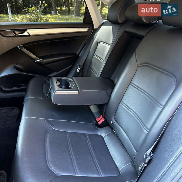 Седан Volkswagen Passat 2020 в Жовкве