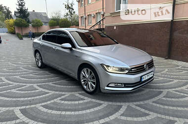 Седан Volkswagen Passat 2015 в Ирпене