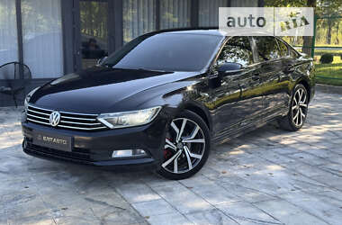 Седан Volkswagen Passat 2015 в Ивано-Франковске