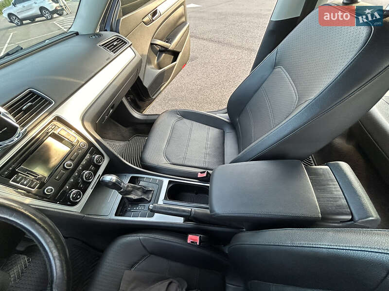 Седан Volkswagen Passat 2012 в Ровно