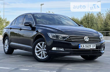 Седан Volkswagen Passat 2017 в Киеве