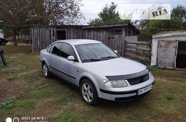 Седан Volkswagen Passat 2000 в Сарнах