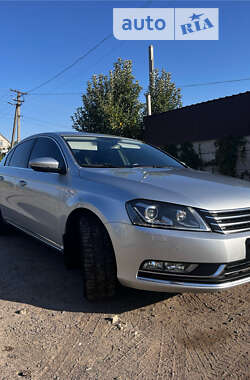 Седан Volkswagen Passat 2013 в Харкові