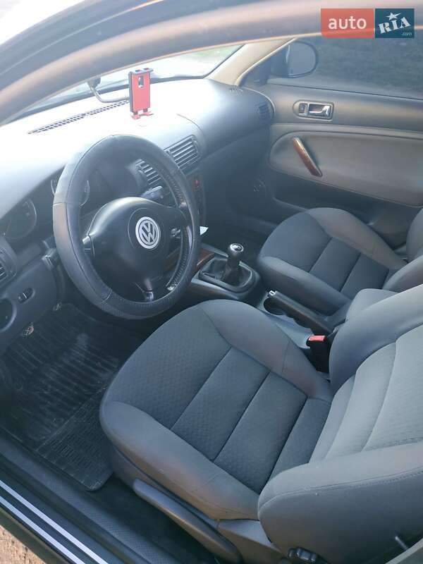 Седан Volkswagen Passat 2004 в Львове