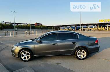 Седан Volkswagen Passat 2012 в Харкові