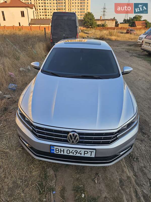 Седан Volkswagen Passat 2015 в Одессе