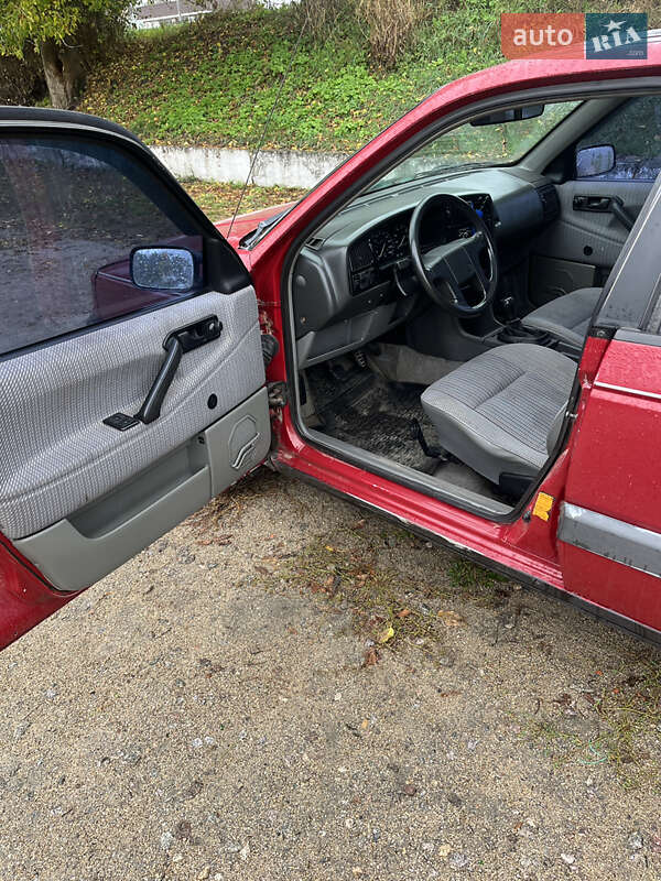 Седан Volkswagen Passat 1991 в Богуславе